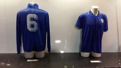 Camisetas de Franco Baresi y Paolo Maldini colgadas en el AC Milan, símbolo del legado deportivo