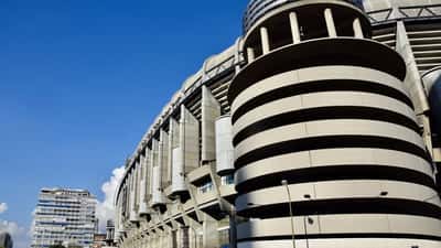 Blick auf das renovierte Estadio Santiago Bernabéu in Madrid, Spanien