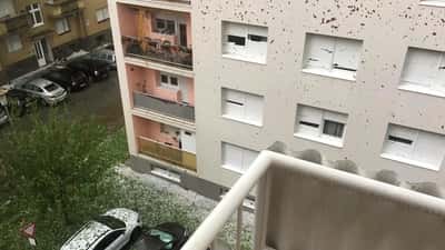 Un couvreur inspecte une toiture endommagée par la grêle à Marseille en juillet 2026