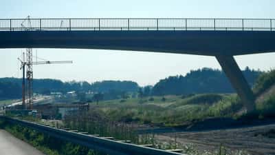 Autobahn-Baustelle in Deutschland mit Spurverengung und Warnbaken 2026