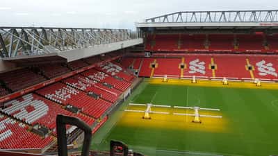 Anfield Stadium, Liverpool — hjemsted for Champions League-drama og fodboldspænding
