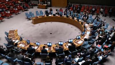 Delegados en una sesión del Consejo de Seguridad de la ONU durante debate diplomático entre Estados Unidos y Francia en 2026
