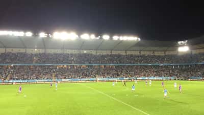 Fans på Eleda Stadion i Malmö under en solig sommardag vid Allsvenskan-match