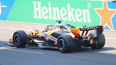 Oscar Piastri rijdt zijn McLaren op het Silverstone-circuit tijdens de Formule 1 Britse Grand Prix 2026