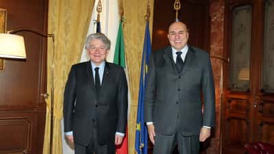 Guido Crosetto ministro della Difesa in riunione diplomatica ufficiale