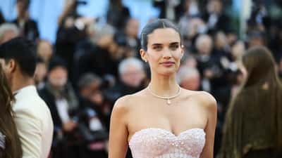 Sara Sampaio no Festival de Cannes 2026, modelo portuguesa e embaixadora da positividade corporal