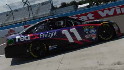 Auto NASCAR de Denny Hamlin en el circuito de Watkins Glen durante una carrera de la Cup Series