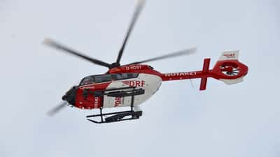 Gul ambulanshelikopter i luften — illustrationsbild för prehospital akutvård
