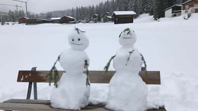 Vue hivernale enneigée du village de Davos Dorf dans les Grisons, Suisse