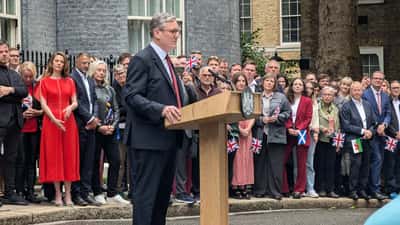 Keir Starmer di fronte a Downing Street il giorno delle elezioni britanniche del luglio 2024