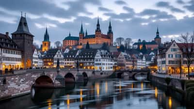 Historische Altstadt von Würzburg mit Festung Marienberg und Alter Mainbrücke in der Abenddämmerung