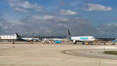 Avión de carga Boeing 767 de Amazon Prime Air en el aeropuerto