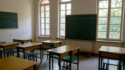 Sala de aula portuguesa com livros infantis e materiais educativos coloridos