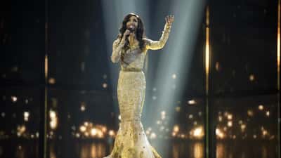 Eurovision Song Contest scene med farverig belysning og stor skærm