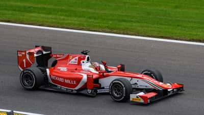 Carros de Fórmula 2 em corrida no circuito de Spa-Francorchamps, Bélgica