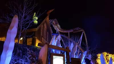 Valkyria berg- och dalbanan på Liseberg upplyst i mörkret