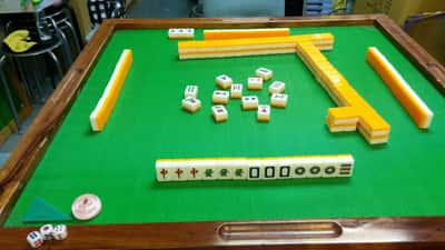 Set de mahjong americano con fichas dispuestas sobre mesa para una cena en casa, EE.UU. 2026