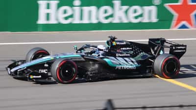 George Russell pilotando pela Mercedes na Fórmula 1 2026