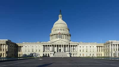 Le Capitole de Washington DC sous le ciel d'été, symbole de la canicule record de juillet 2026 affectant les voyageurs canadiens