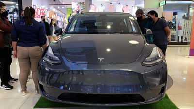 Tesla Model Y branco estacionado em ambiente urbano em Portugal