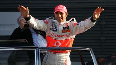 Lewis Hamilton en monoplace Formula 1, pilote de course sur circuit