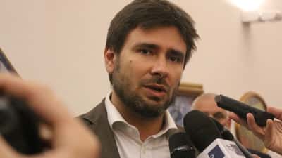 Alessandro Di Battista prenant la parole lors d'un événement public, figure politique italienne