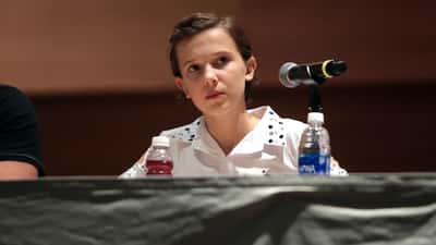 Millie Bobby Brown a una convention, attrice di Stranger Things diventata mamma adottiva nel 2025