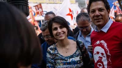Manuela D'Ávila e Fernando Haddad em comício de campanha em setembro de 2018