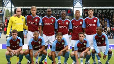 Les joueurs d'Aston Villa alignés avant un match de Ligue des Champions en 2008