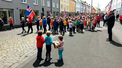 Fjölskyldur fagna Sumardaginum Fyrsta á Íslandi — börn fá sumargjafir á göturnar
