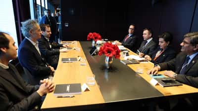 Réunion entre Alex Karp, PDG de Palantir Technologies, et des représentants gouvernementaux à Davos en janvier 2026