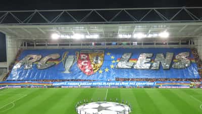 Supporters de RC Lens lors d'un match de Ligue des Champions à Bollaert sous les projecteurs