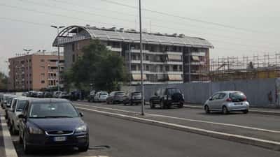 Edifici di edilizia popolare nel quartiere Quarticciolo di Roma con strade del quartiere storico