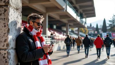 Tifoso umbro che consulta grafici finanziari sullo smartphone davanti all'ingresso dello stadio di Perugia, Serie C 2026