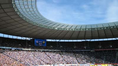 Berlin Olympiastadion mit Fans beim Bundesliga-Spiel Hertha BSC gegen Borussia Dortmund