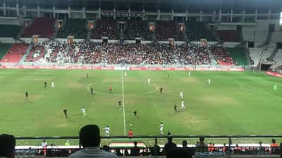 Fußballspiel in einem Stadion in Diyarbakır mit Zuschauern auf den Rängen