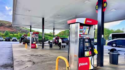 Surtidores de combustible en una gasolinera estadounidense con precios de gasolina en alza