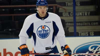 La mise en échec de Jeffrey Viel sur McDavid : ce que tout sportif doit savoir sur les commotions cérébrales