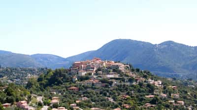 Vue du village perché de Falicon dans les Alpes-Maritimes entouré de végétation méditerranéenne