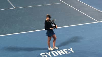Paula Badosa célèbre sa victoire au tournoi de Sydney après avoir surmonté sa blessure chronique au dos