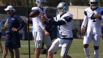 Cooper Rush en uniforme de la NFL lanzando el balón en un partido