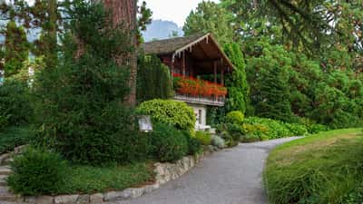 Chalet en bois sur les rives du Lac de Thoune dans l'Oberland bernois, été 2026