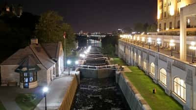 Embarcations de plaisance sur le canal Rideau à Ottawa, voie navigable canadienne patrimoniale