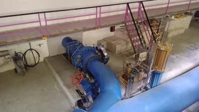 Centrale hydroélectrique suisse dans les Alpes