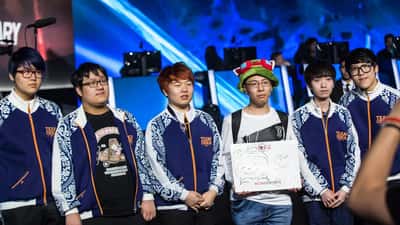 Jovens jogadores de League of Legends em torneio de e-sports competitivo
