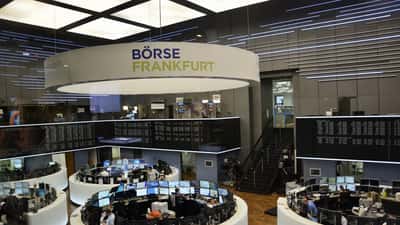 Börsensaal der Frankfurter Wertpapierbörse mit Handelsbildschirmen und Börsenmakler