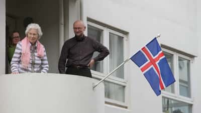 Þjóðhátíðarfagnaður á Íslandi 17. júní í Reykjavík — hátíðarskrúð og fólk fagnar þjóðhátíðardegi