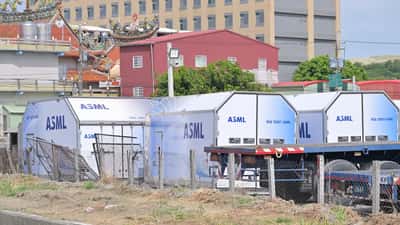 ASML vrachtcontainers voor exportverscheping op vliegveld Tainan, Taiwan, mei 2025