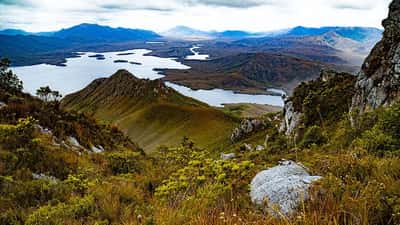 Wilderness tasmanienne vue depuis le Mont Rugby, lieu du futur monolithe climatique Earth's Black Box