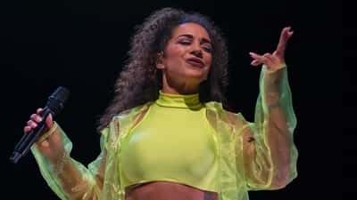 Nadja Benaissa von No Angels auf der Bühne 2022